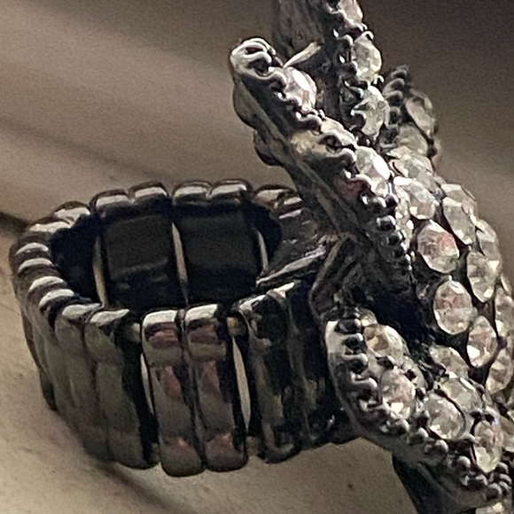 ✨Glam Flower Ring✨ - Picture 2 of 2